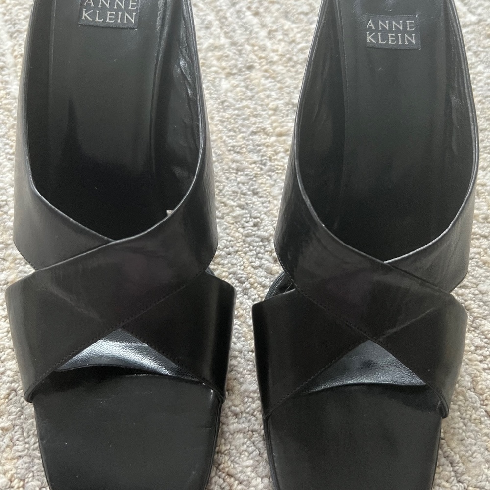 Size 8  Anne Klein leather open toed shoe